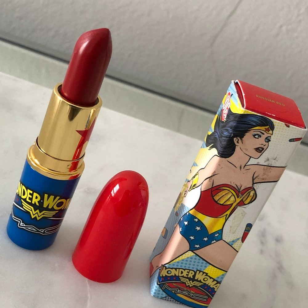 MAC Lipstick - Russian Red (Wonder Woman)